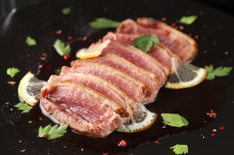 鴨フィレ肉のカシスソース