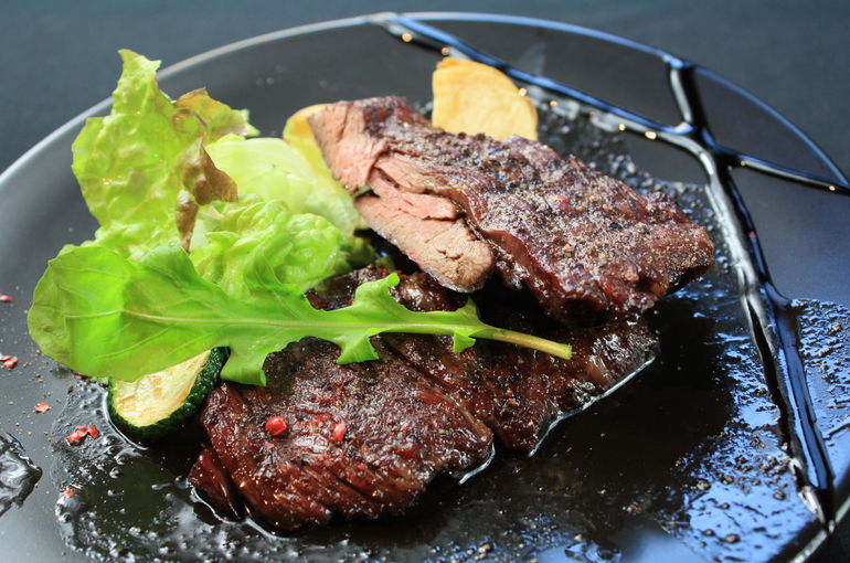 厳選牛赤身の大判ステーキ